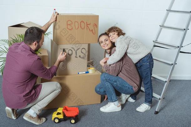 幸福的家庭和num.一小孩签署盒在期间活动的采用新的