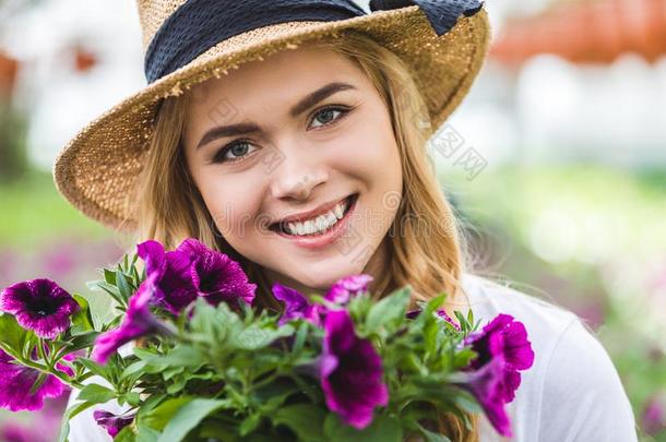 白肤金发碧眼女人女人佃户租种的土地紫色的花