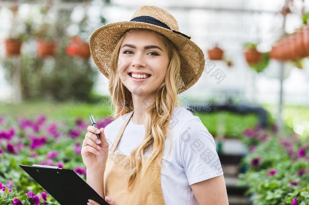 白肤金发碧眼女人女人佃户租种的土地有纸夹的笔记板在旁边花