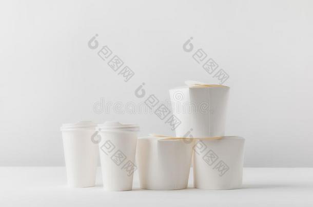 拿离开盒和咖啡豆采用纸杯子