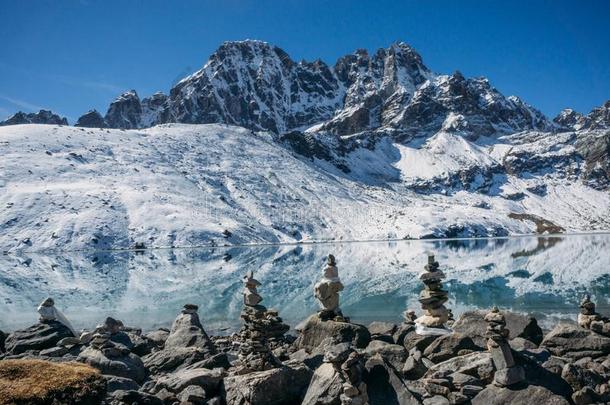 美丽的风景优美的风景和下雪的山和湖尼泊尔英文字母表的第19个字母