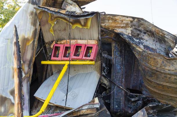 燃烧被损坏的毁坏关于破坏超级市场金属的建筑物的正面Argentina阿根廷