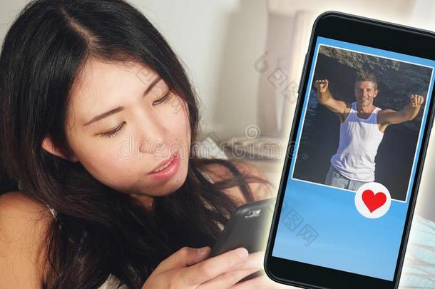 年幼的美丽的和幸福的亚洲人朝鲜人女人使用互联网安利
