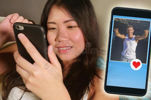 年幼的美丽的和幸福的亚洲人中国人女孩使用互联网安利