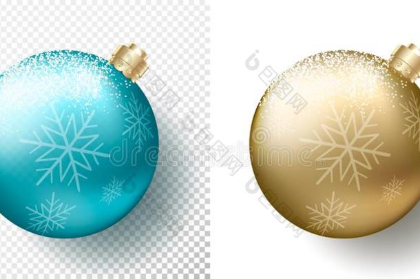 放置两个隔离的现实的圣诞节透明的小玩意,球