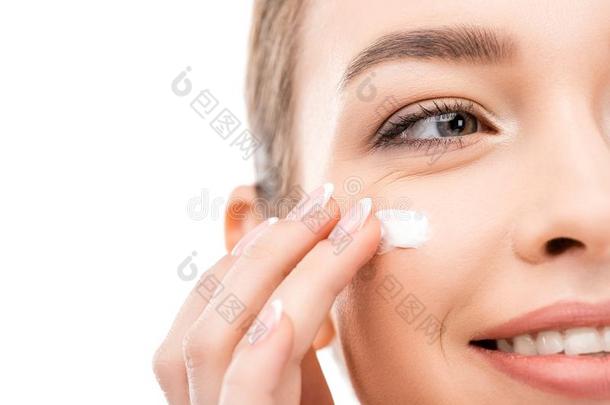 裁切不正的看法关于年幼的女人应用化妆品乳霜