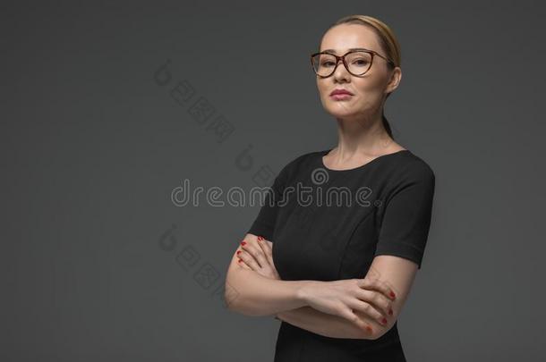 肖像关于美丽的哈萨克人女人采用眼镜look采用g在来