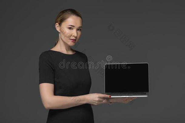 美丽的哈萨克人女人佃户租种的土地便携式电脑和空白的屏<strong>幕</strong>和看