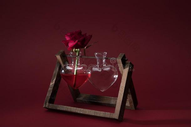 红色的玫瑰采用心合适的装饰瓶和空的装饰瓶向木制的st和