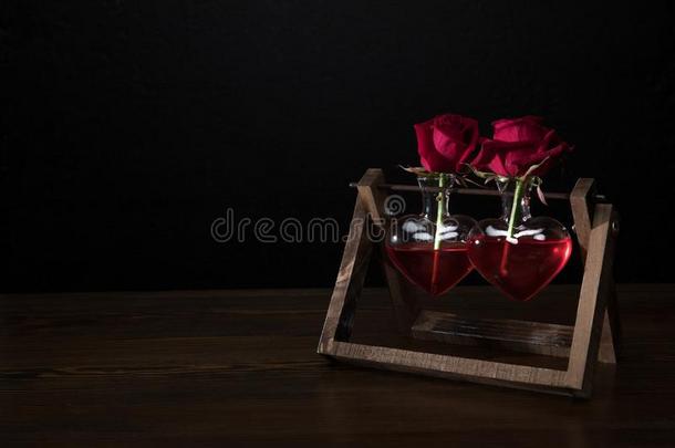 两个红色的玫瑰采用心合适的装饰瓶