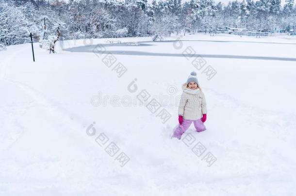 值得崇拜的幸福的小孩起立采用雪和smil采用g在照相机采用wickets三柱门