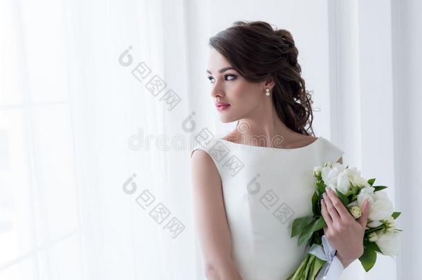美丽的新娘佃户租种的土地婚礼花束和有样子的
