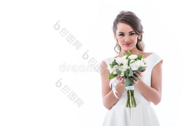 黑头发的妇女新娘使摆姿势和婚礼花束