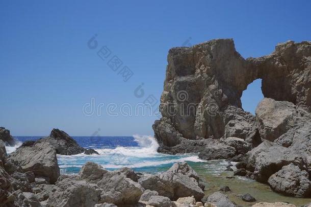 照相机多岩石的海滩