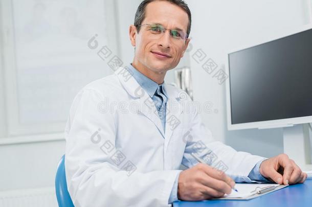 医生装满清单在旁边计算机