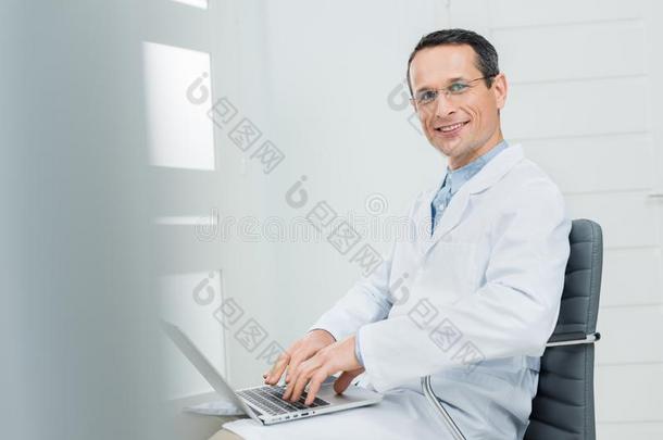 医生工作的在旁边便携式电脑