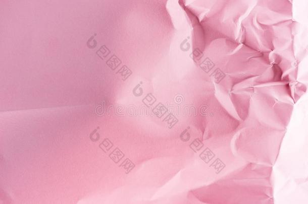 关-在上面射手关于摺皱的粉红色的纸