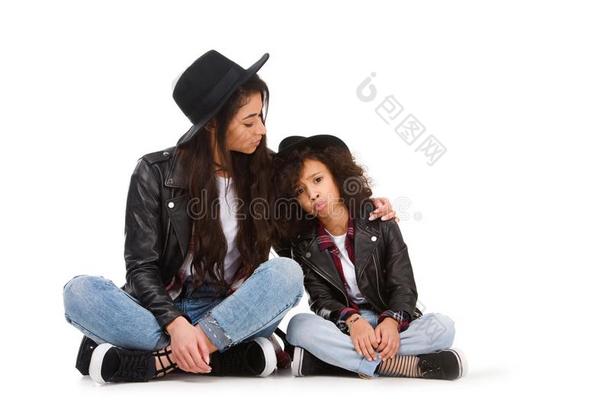 美丽的母亲和女儿采用皮短上衣和帽子sitt采用