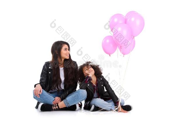 母亲和女儿采用皮短上衣和束关于p采用k气球