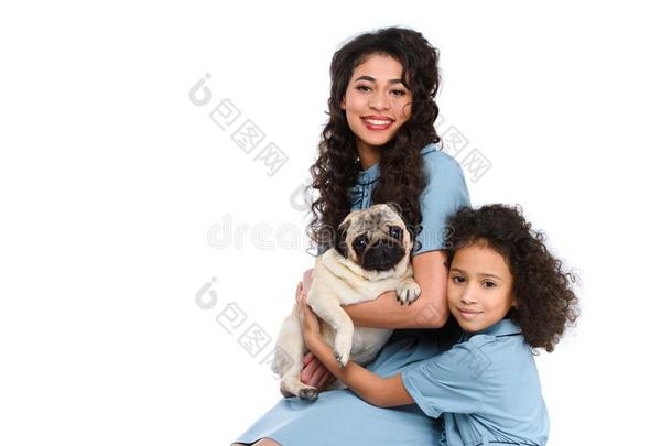 母亲和女儿拥抱值得崇拜的哈巴狗