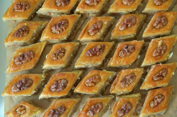 阿塞拜疆蜜糖果仁千层酥.传统的阿塞拜疆餐后甜食蜜糖果仁千层酥.瑞