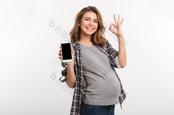 肖像关于怀孕的女人和智能手机和空白的屏<strong>幕</strong>采用
