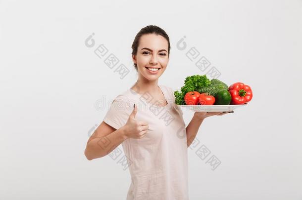 年幼的女人和<strong>盘子</strong>关于<strong>各种</strong>各样的新鲜的蔬菜展映拇指