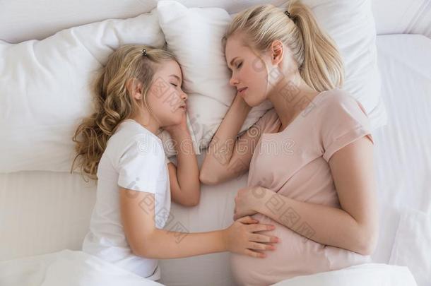 顶看法关于女儿和母亲睡眠