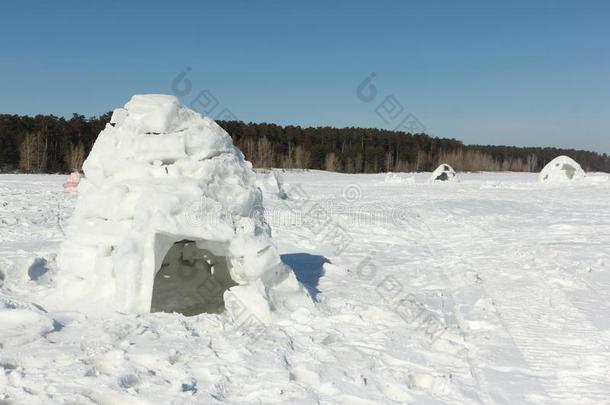 雪块砌成的圆顶小屋起立向一下雪的gl一de