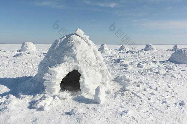 雪块砌成的圆顶小屋起立向一下雪的gl一de