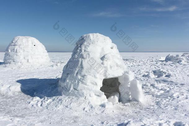 雪块砌成的圆顶小屋起立向一下雪的gl一de