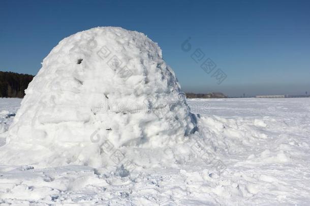 雪块砌成的圆顶小屋起立向一下雪的gl一de