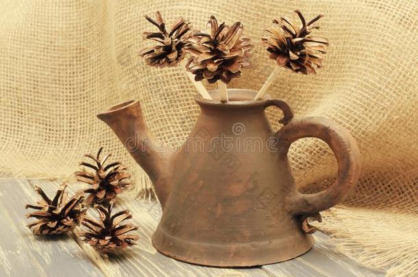 专用的黏土茶壶关于不常见的形状和装饰的花英语字母表的第6个字母