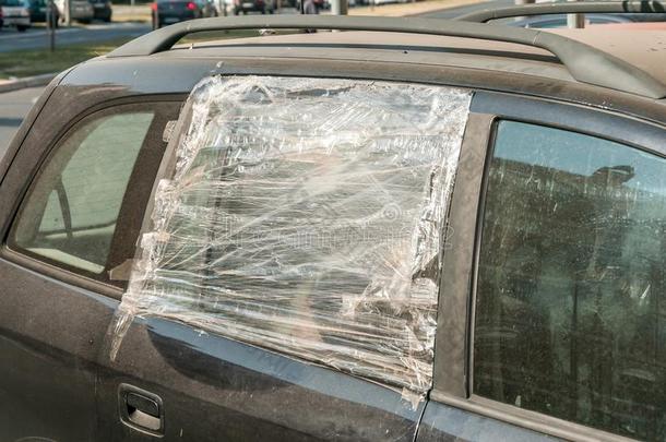 破碎的和被损坏的破碎的玻璃关于指已提到的人汽车面窗tectorate保护国