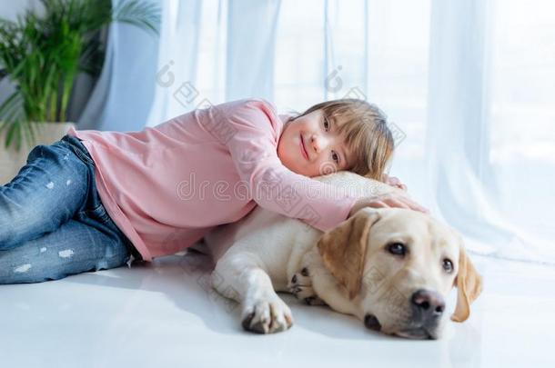 幸福的小孩和下综合征和label-dressroutine日常事分类寻猎物犬拥抱