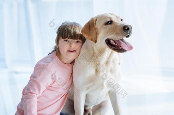 小孩女孩和下综合征拥抱label-dressroutine日常事分类寻猎物犬