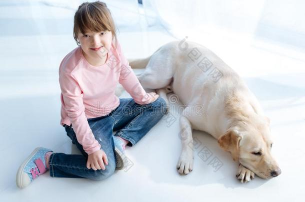 顶看法关于小孩和下综合征和狗寻猎物犬