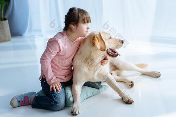 小孩和下综合征和label-dressroutine日常事分类寻猎物犬有样子的在旁边