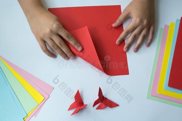 孩子们`英文字母表的第19个字母hand英文字母表的第19个字母aux.构成疑问句和否定句折纸<strong>手工蝴蝶</strong>从有色的纸向极少的量