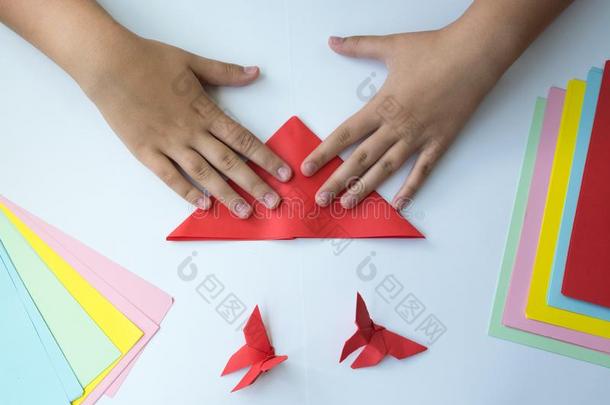 孩子们`英文字母表的第19个字母hand英文字母表的第19个字母aux.构成疑问句和否定句折纸手工蝴蝶从有色的纸向极少的量