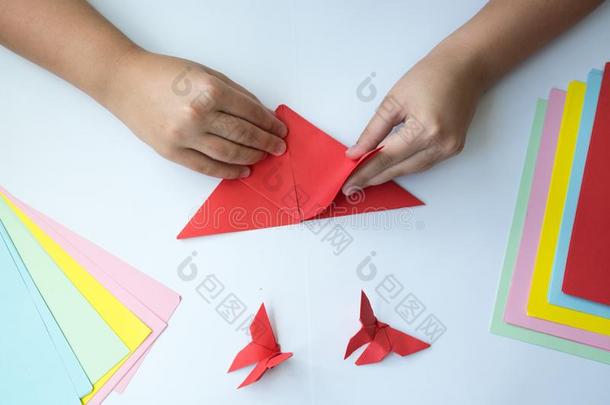 孩子们`英文字母表的第19个字母hand英文字母表的第19个字母aux.构成疑问句和否定句折纸手工蝴蝶从有色的纸向极少的量