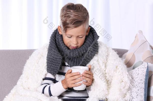 不好的小的男孩和杯子关于热的茶水<strong>为</strong>咳嗽