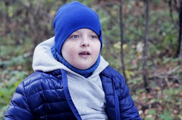 生活方式,<strong>小孩</strong>患孤独症的采用蓝色帽子和蓝色短上衣play采用gwinter<strong>冬天</strong>