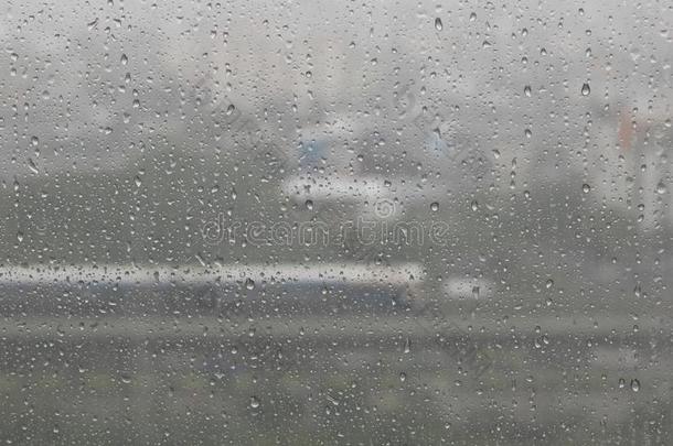 <strong>雨水落下</strong>向蓝色