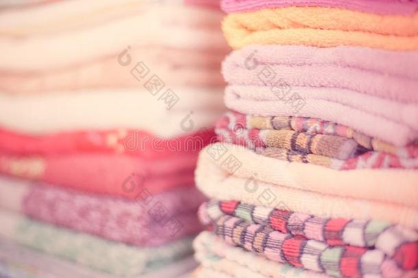 富有色彩的棉毛巾整洁地折叠的向架子