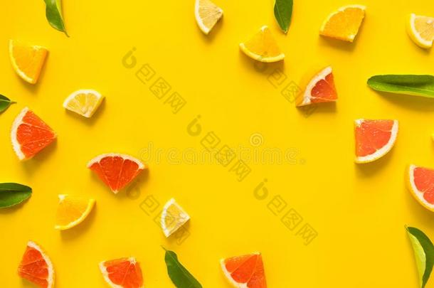 顶看法关于富有色彩的桔子成果向黄色的彩色粉笔背景.