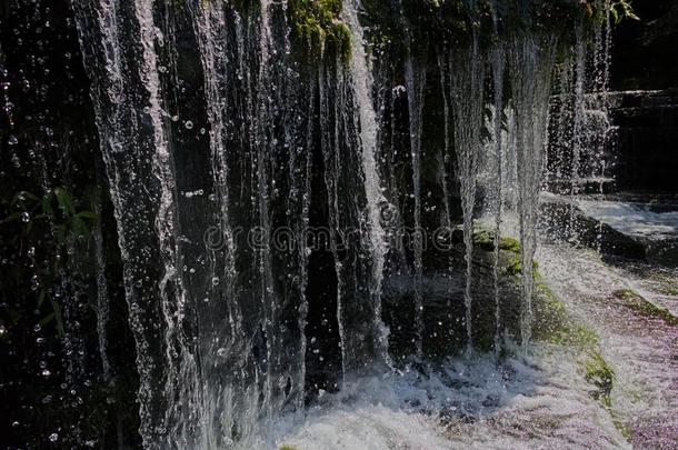 水小滴采用瀑布