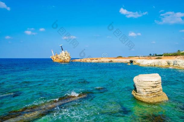 被放弃的生锈的船破坏埃德罗num.罗马数字3采用佩吉娅,帕福斯,塞浦路斯.