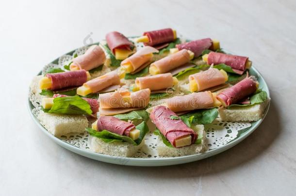 <strong>夹</strong>鱼子或小鱼的烤面包火腿有包装的和奶酪和绿叶蔬<strong>菜</strong>采用圆形的盘子.
