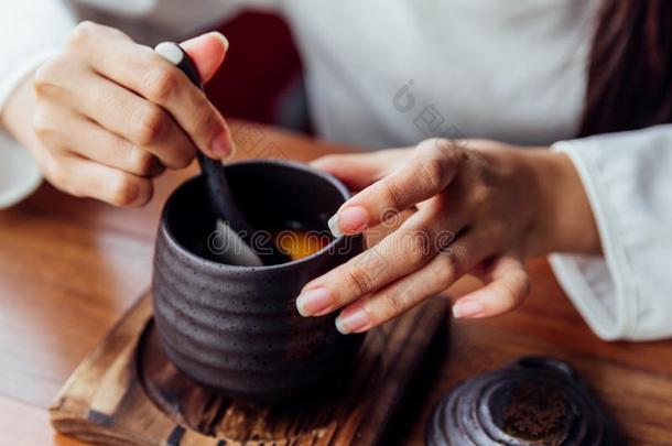 日本人焦糖甜食serve的过去式采用黑的陶器的杯子det.那个铲